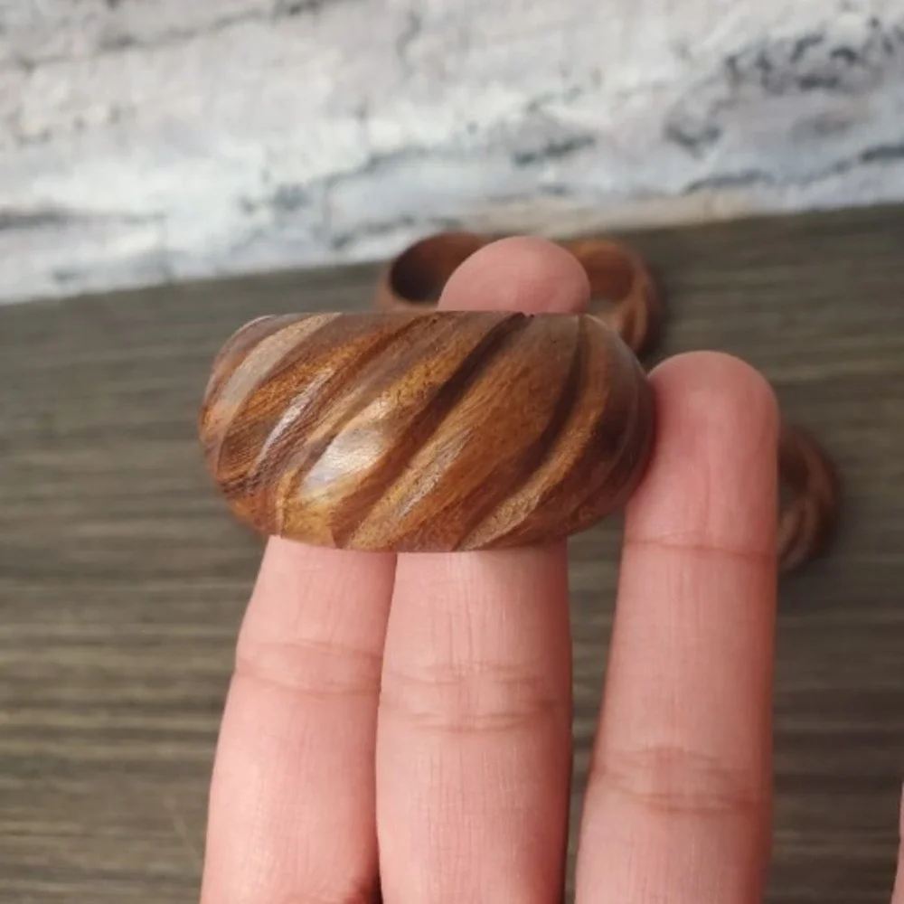Set of 8 Spiral Cut Wooden‎ Napkin Rings Natural Holiday Party Table Scape